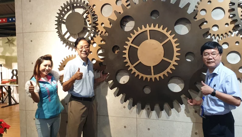 San-Cheng Chang's Visit to Shayang Ye's Robot Dream Factory: Strengthening Educational Collaboration